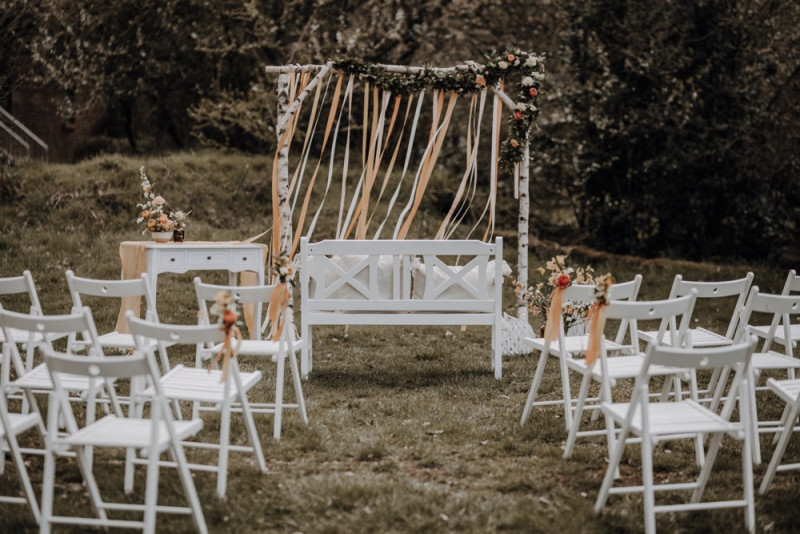 Eine sommerliche Bohohochzeit in warmen Gelbtönen mit rustikalen Akzenten in der Festscheune des Hof Frien