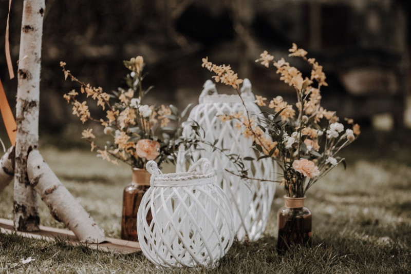 Eine sommerliche Bohohochzeit in warmen Gelbtönen mit rustikalen Akzenten in der Festscheune des Hof Frien