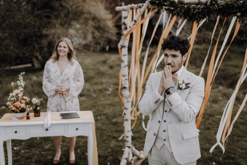 Eine sommerliche Bohohochzeit in warmen Gelbtönen mit rustikalen Akzenten in der Festscheune des Hof Frien