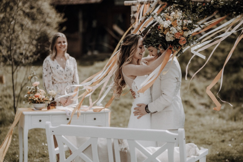 Eine sommerliche Bohohochzeit in warmen Gelbtönen mit rustikalen Akzenten in der Festscheune des Hof Frien