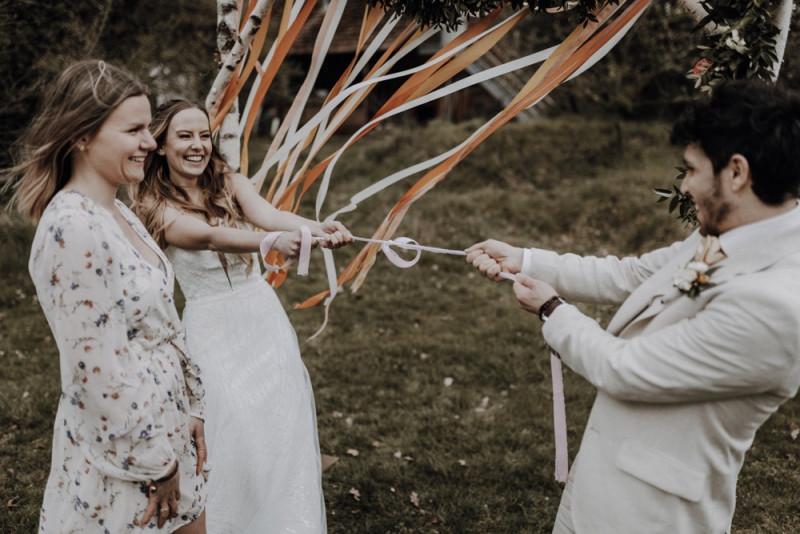 Eine sommerliche Bohohochzeit in warmen Gelbtönen mit rustikalen Akzenten in der Festscheune des Hof Frien
