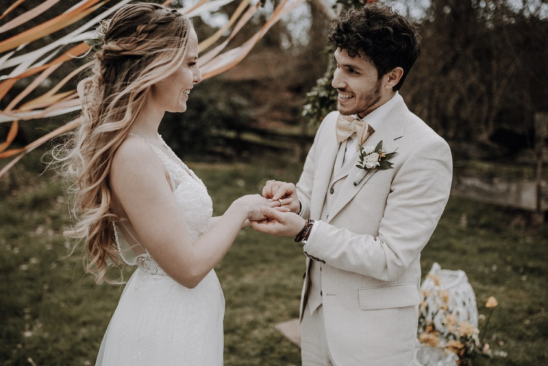 Eine sommerliche Bohohochzeit in warmen Gelbtönen mit rustikalen Akzenten in der Festscheune des Hof Frien
