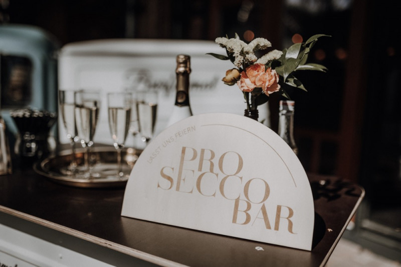 Eine sommerliche Bohohochzeit in warmen Gelbtönen mit rustikalen Akzenten in der Festscheune des Hof Frien