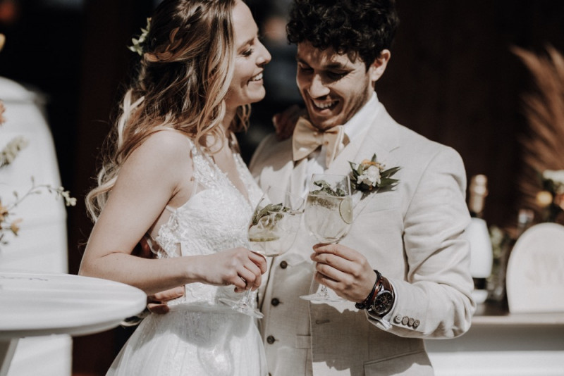 Eine sommerliche Bohohochzeit in warmen Gelbtönen mit rustikalen Akzenten in der Festscheune des Hof Frien