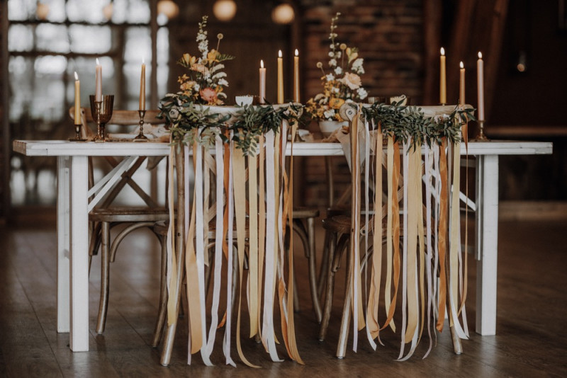 Eine sommerliche Bohohochzeit in warmen Gelbtönen mit rustikalen Akzenten in der Festscheune des Hof Frien