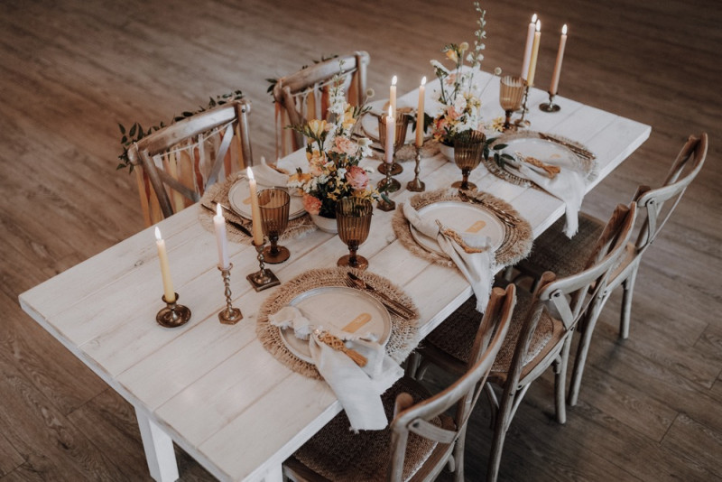 Eine sommerliche Bohohochzeit in warmen Gelbtönen mit rustikalen Akzenten in der Festscheune des Hof Frien
