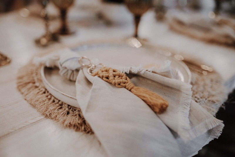 Eine sommerliche Bohohochzeit in warmen Gelbtönen mit rustikalen Akzenten in der Festscheune des Hof Frien