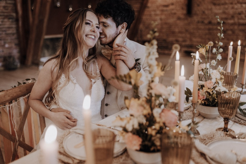 Eine sommerliche Bohohochzeit in warmen Gelbtönen mit rustikalen Akzenten in der Festscheune des Hof Frien