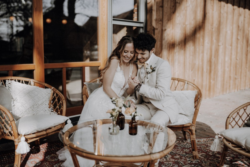 Eine sommerliche Bohohochzeit in warmen Gelbtönen mit rustikalen Akzenten in der Festscheune des Hof Frien