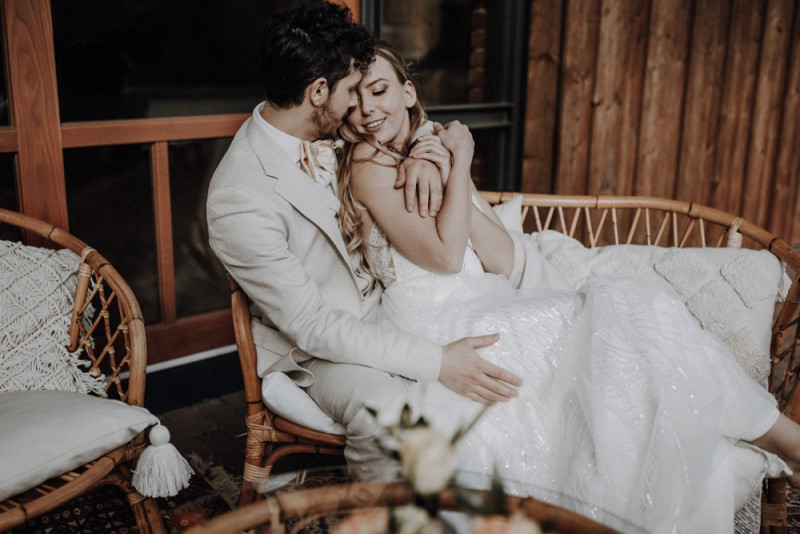 Eine sommerliche Bohohochzeit in warmen Gelbtönen mit rustikalen Akzenten in der Festscheune des Hof Frien