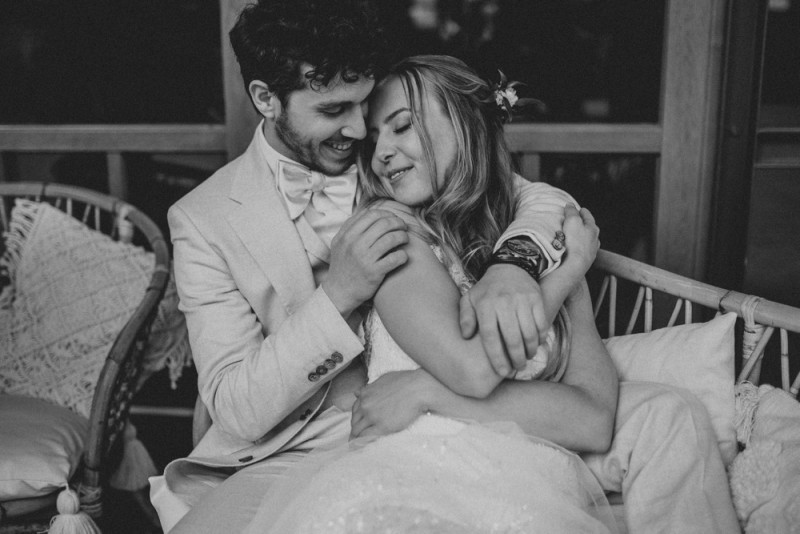 Eine sommerliche Bohohochzeit in warmen Gelbtönen mit rustikalen Akzenten in der Festscheune des Hof Frien