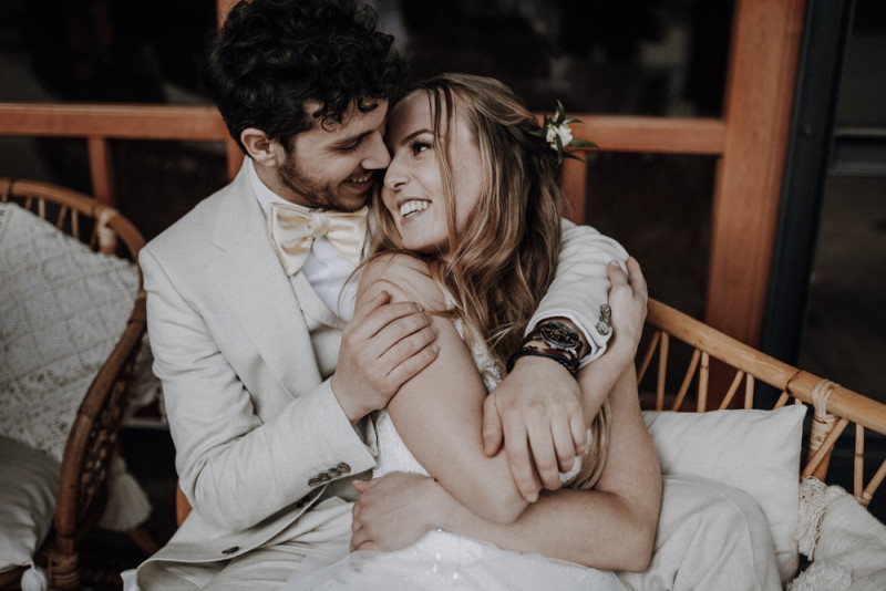 Eine sommerliche Bohohochzeit in warmen Gelbtönen mit rustikalen Akzenten in der Festscheune des Hof Frien