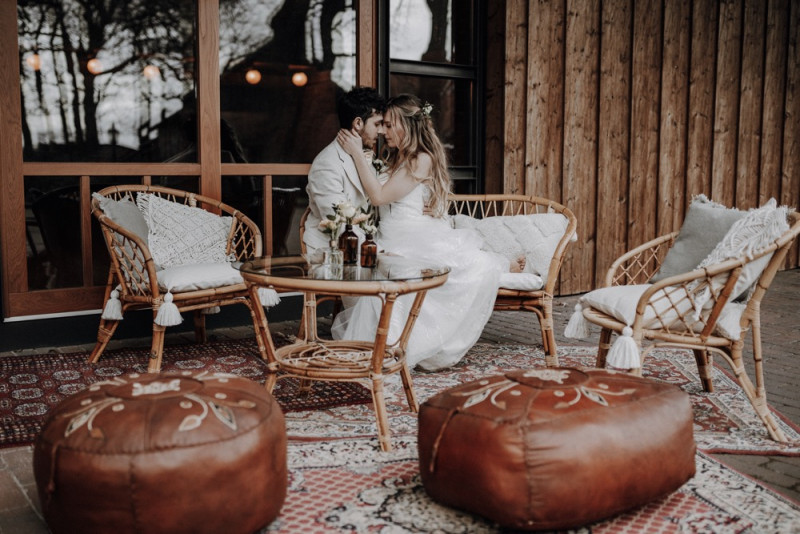 Eine sommerliche Bohohochzeit in warmen Gelbtönen mit rustikalen Akzenten in der Festscheune des Hof Frien
