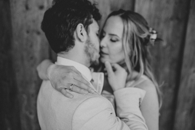 Eine sommerliche Bohohochzeit in warmen Gelbtönen mit rustikalen Akzenten in der Festscheune des Hof Frien