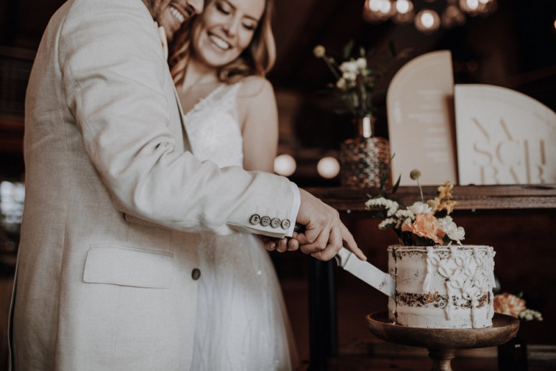 Eine sommerliche Bohohochzeit in warmen Gelbtönen mit rustikalen Akzenten in der Festscheune des Hof Frien