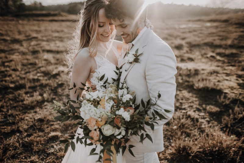 Eine sommerliche Bohohochzeit in warmen Gelbtönen mit rustikalen Akzenten in der Festscheune des Hof Frien