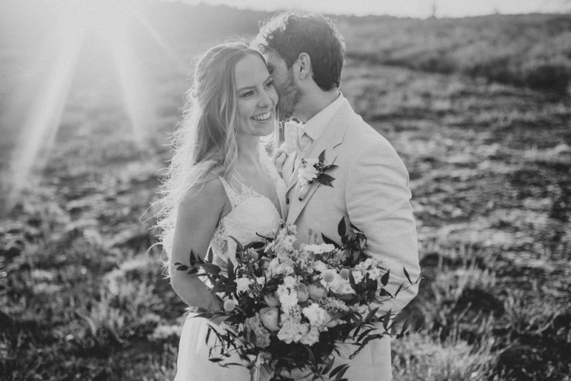 Eine sommerliche Bohohochzeit in warmen Gelbtönen mit rustikalen Akzenten in der Festscheune des Hof Frien