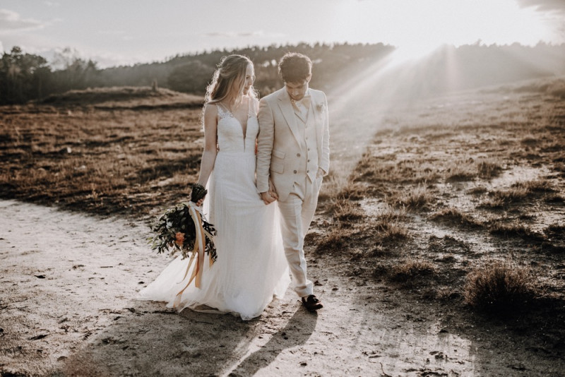 Eine sommerliche Bohohochzeit in warmen Gelbtönen mit rustikalen Akzenten in der Festscheune des Hof Frien