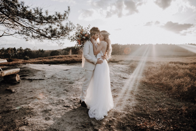 Eine sommerliche Bohohochzeit in warmen Gelbtönen mit rustikalen Akzenten in der Festscheune des Hof Frien
