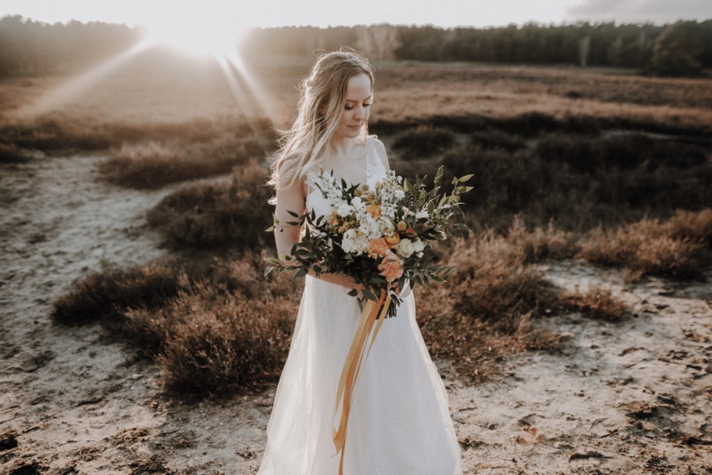 Eine sommerliche Bohohochzeit in warmen Gelbtönen mit rustikalen Akzenten in der Festscheune des Hof Frien