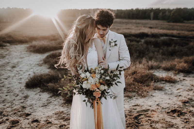 Eine sommerliche Bohohochzeit in warmen Gelbtönen mit rustikalen Akzenten in der Festscheune des Hof Frien