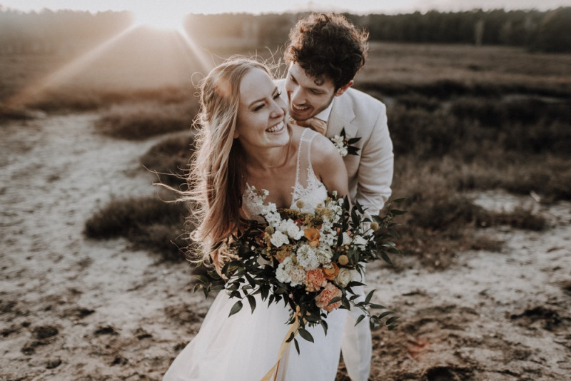 Eine sommerliche Bohohochzeit in warmen Gelbtönen mit rustikalen Akzenten in der Festscheune des Hof Frien
