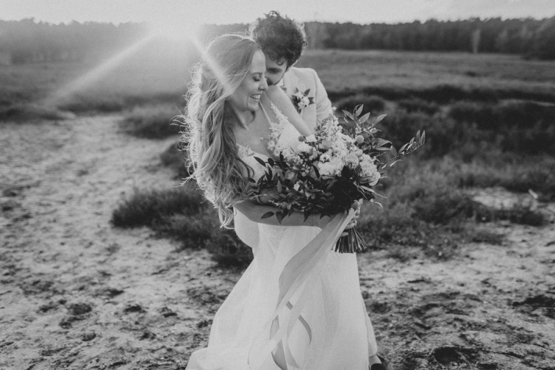 Eine sommerliche Bohohochzeit in warmen Gelbtönen mit rustikalen Akzenten in der Festscheune des Hof Frien