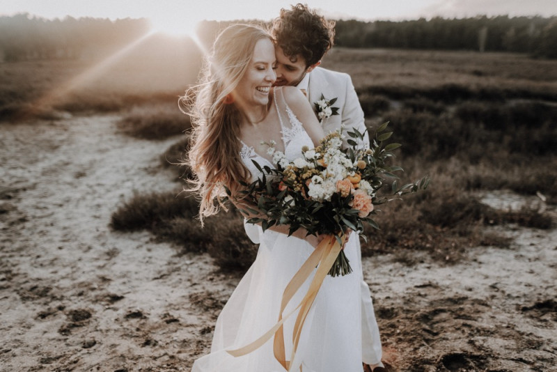 Eine sommerliche Bohohochzeit in warmen Gelbtönen mit rustikalen Akzenten in der Festscheune des Hof Frien