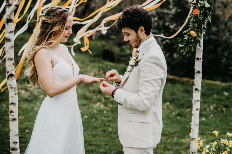 Eine sommerliche Bohohochzeit in warmen Gelbtönen mit rustikalen Akzenten in der Festscheune des Hof Frien