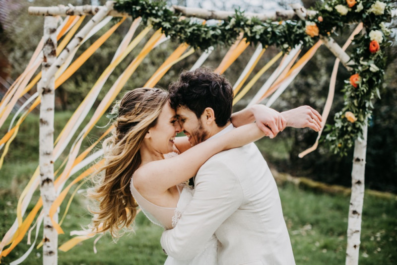 Eine sommerliche Bohohochzeit in warmen Gelbtönen mit rustikalen Akzenten in der Festscheune des Hof Frien