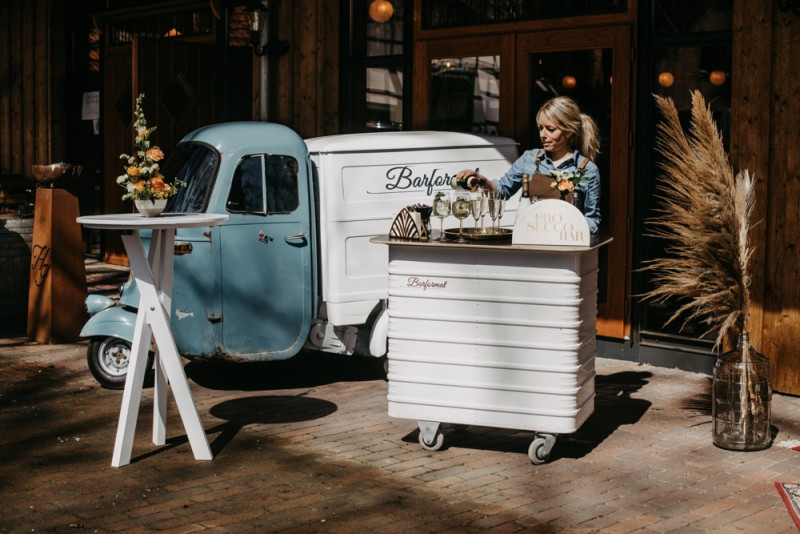 Eine sommerliche Bohohochzeit in warmen Gelbtönen mit rustikalen Akzenten in der Festscheune des Hof Frien