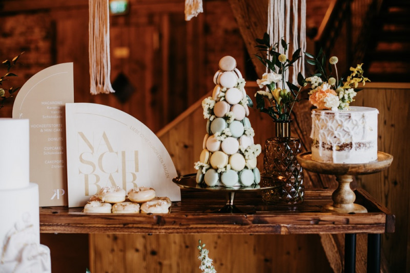 Eine sommerliche Bohohochzeit in warmen Gelbtönen mit rustikalen Akzenten in der Festscheune des Hof Frien