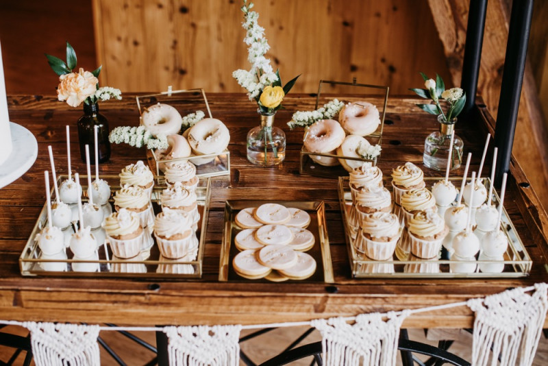 Eine sommerliche Bohohochzeit in warmen Gelbtönen mit rustikalen Akzenten in der Festscheune des Hof Frien