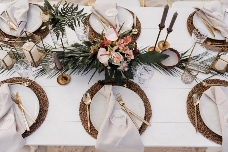 Eine Tropical Beach Bar Wedding in Apricot, Berry und Creme-Pink