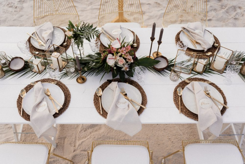 Eine Tropical Beach Bar Wedding in Apricot, Berry und Creme-Pink