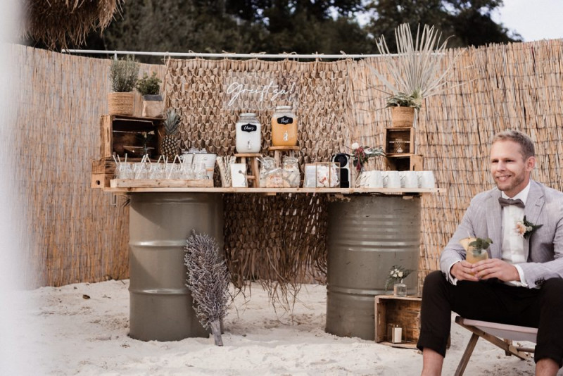 Eine Tropical Beach Bar Wedding in Apricot, Berry und Creme-Pink