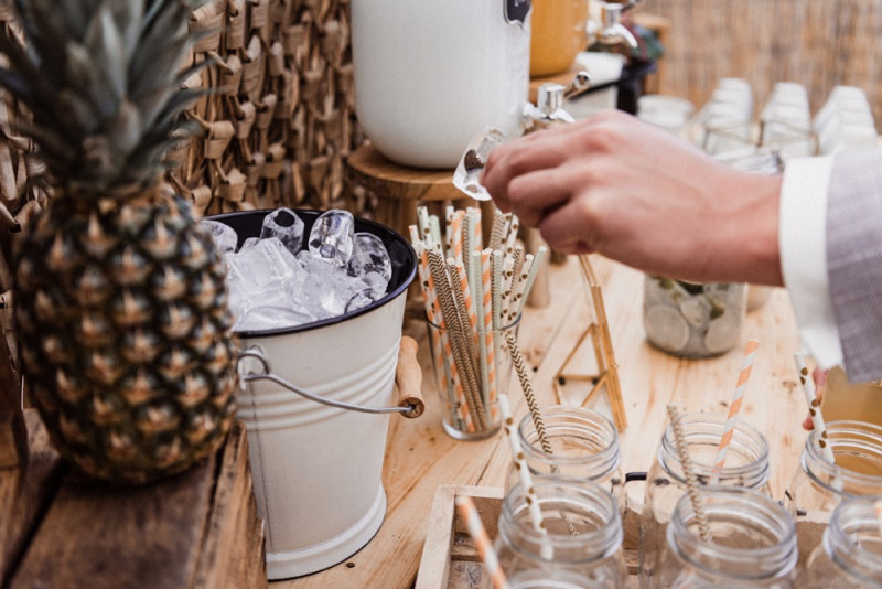 Eine Tropical Beach Bar Wedding in Apricot, Berry und Creme-Pink