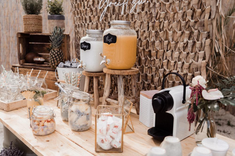 Eine Tropical Beach Bar Wedding in Apricot, Berry und Creme-Pink