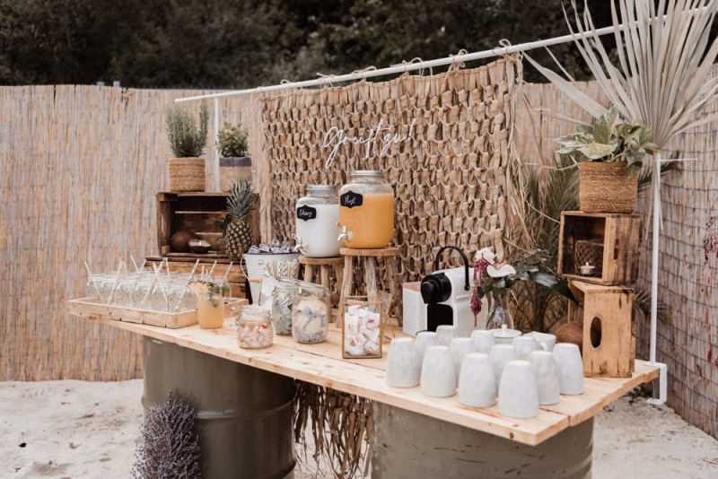 Eine Tropical Beach Bar Wedding in Apricot, Berry und Creme-Pink