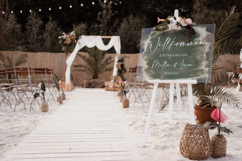 Eine Tropical Beach Bar Wedding in Apricot, Berry und Creme-Pink