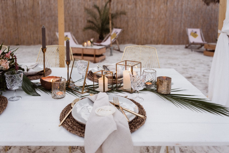 Eine Tropical Beach Bar Wedding in Apricot, Berry und Creme-Pink