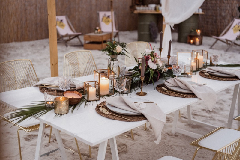 Eine Tropical Beach Bar Wedding in Apricot, Berry und Creme-Pink