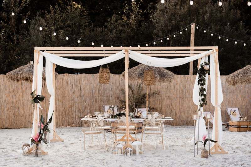 Eine Tropical Beach Bar Wedding in Apricot, Berry und Creme-Pink