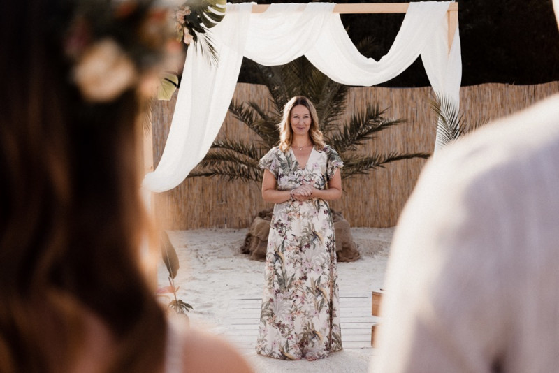 Eine Tropical Beach Bar Wedding in Apricot, Berry und Creme-Pink