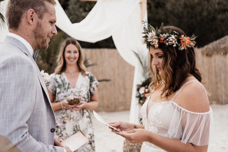 Eine Tropical Beach Bar Wedding in Apricot, Berry und Creme-Pink