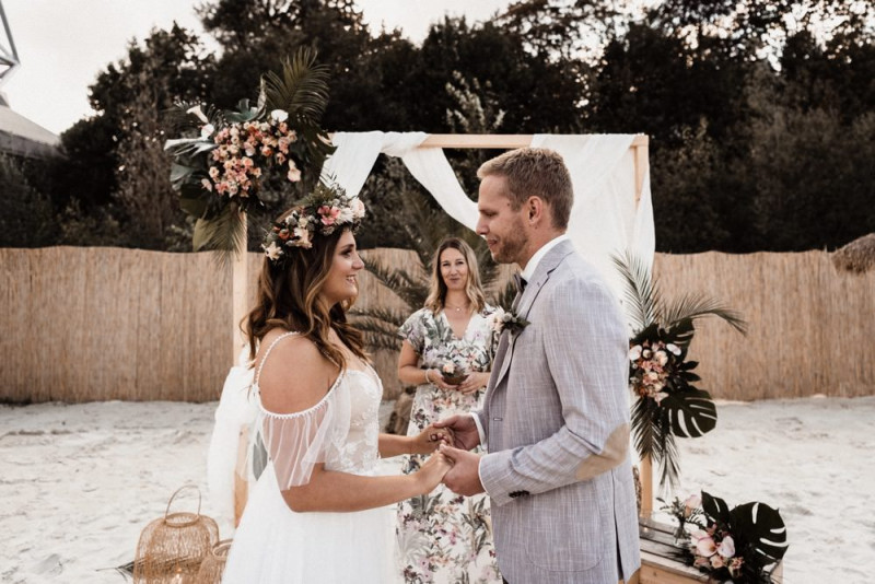Eine Tropical Beach Bar Wedding in Apricot, Berry und Creme-Pink