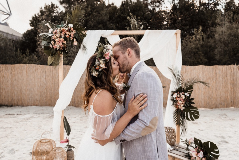 Eine Tropical Beach Bar Wedding in Apricot, Berry und Creme-Pink
