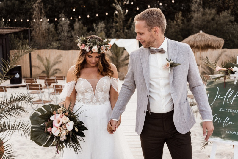 Eine Tropical Beach Bar Wedding in Apricot, Berry und Creme-Pink