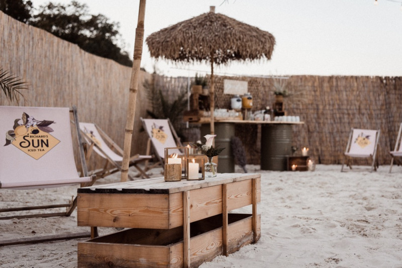 Eine Tropical Beach Bar Wedding in Apricot, Berry und Creme-Pink