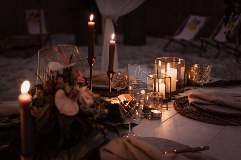 Eine Tropical Beach Bar Wedding in Apricot, Berry und Creme-Pink